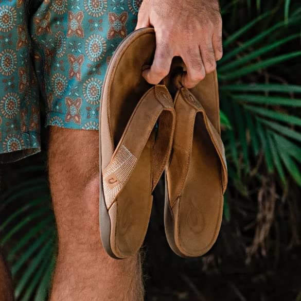 OLUKAI Tuahine Men's Quick Dry Beach Flip-Flops, Waterproof Leather & Wet Grip Soles